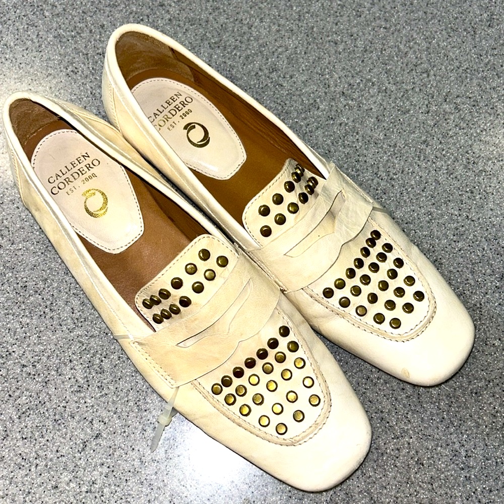 Calleen Cordero Sz 85 Cream Leather Shoes With Gold Studs As Is